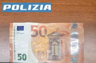 Soldi falsi, tatuaggio sul volto incastra ventenne